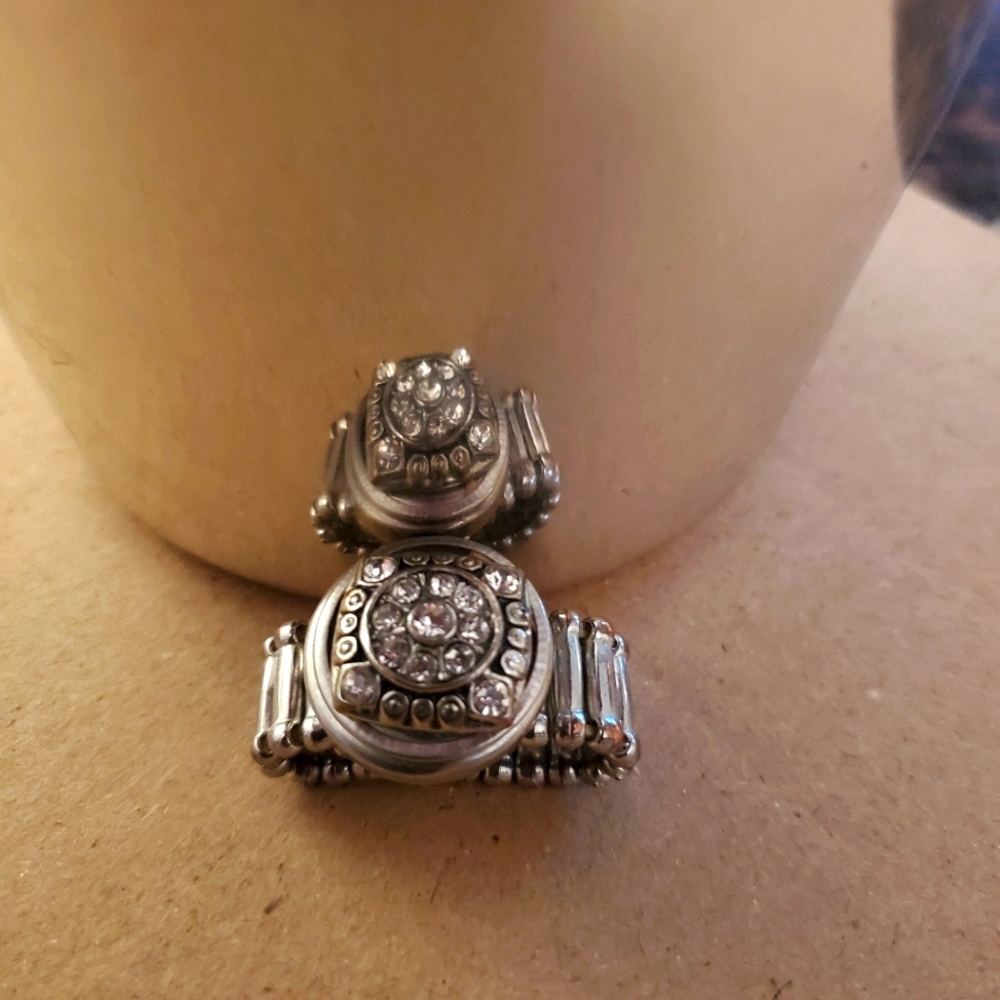 Silver Circular Rhinestone Fashion Stretch Ring NWOT